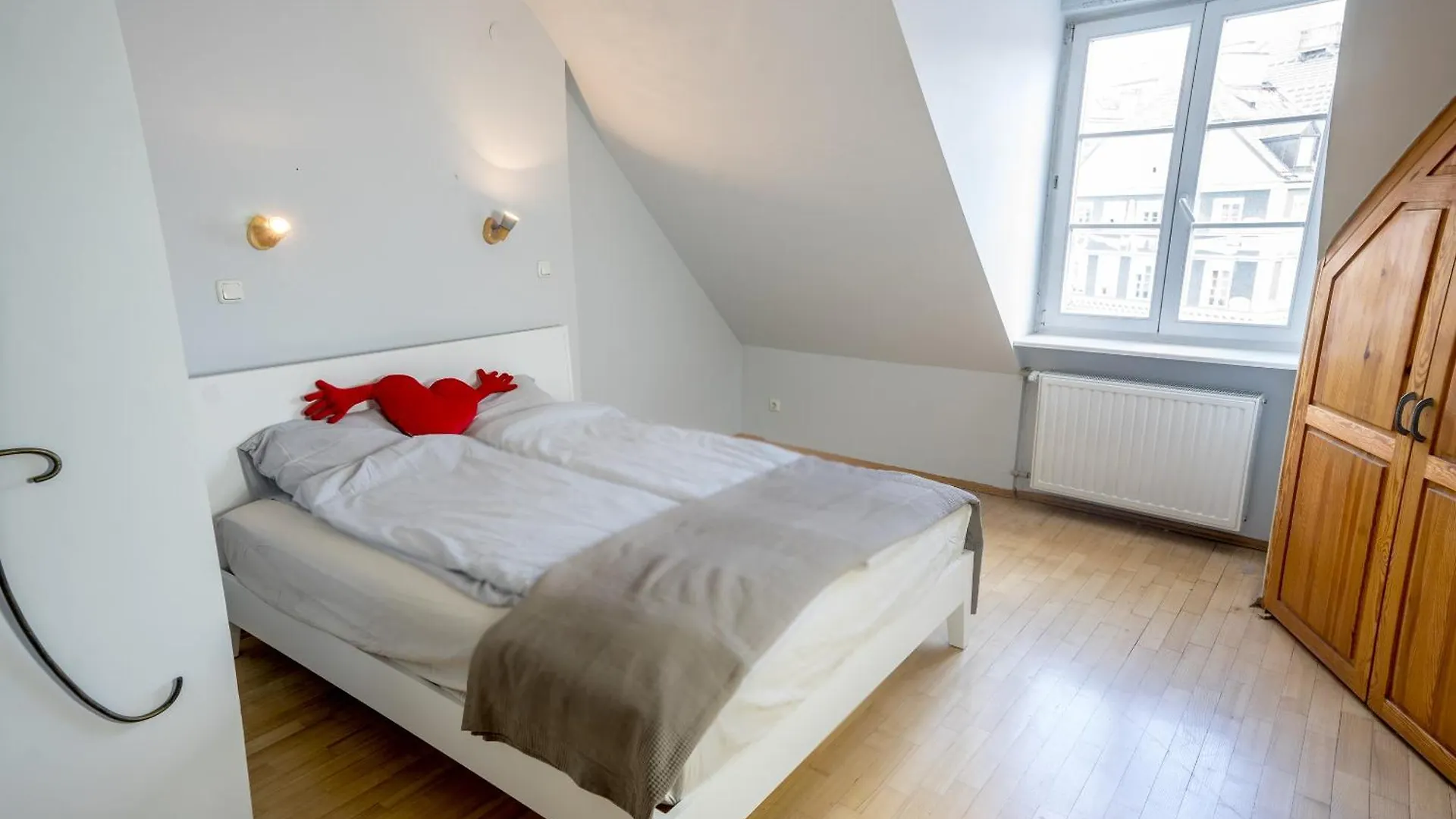 Family Apt For 2-6 - Amazing Barbacan Walls View Apartment Warsaw