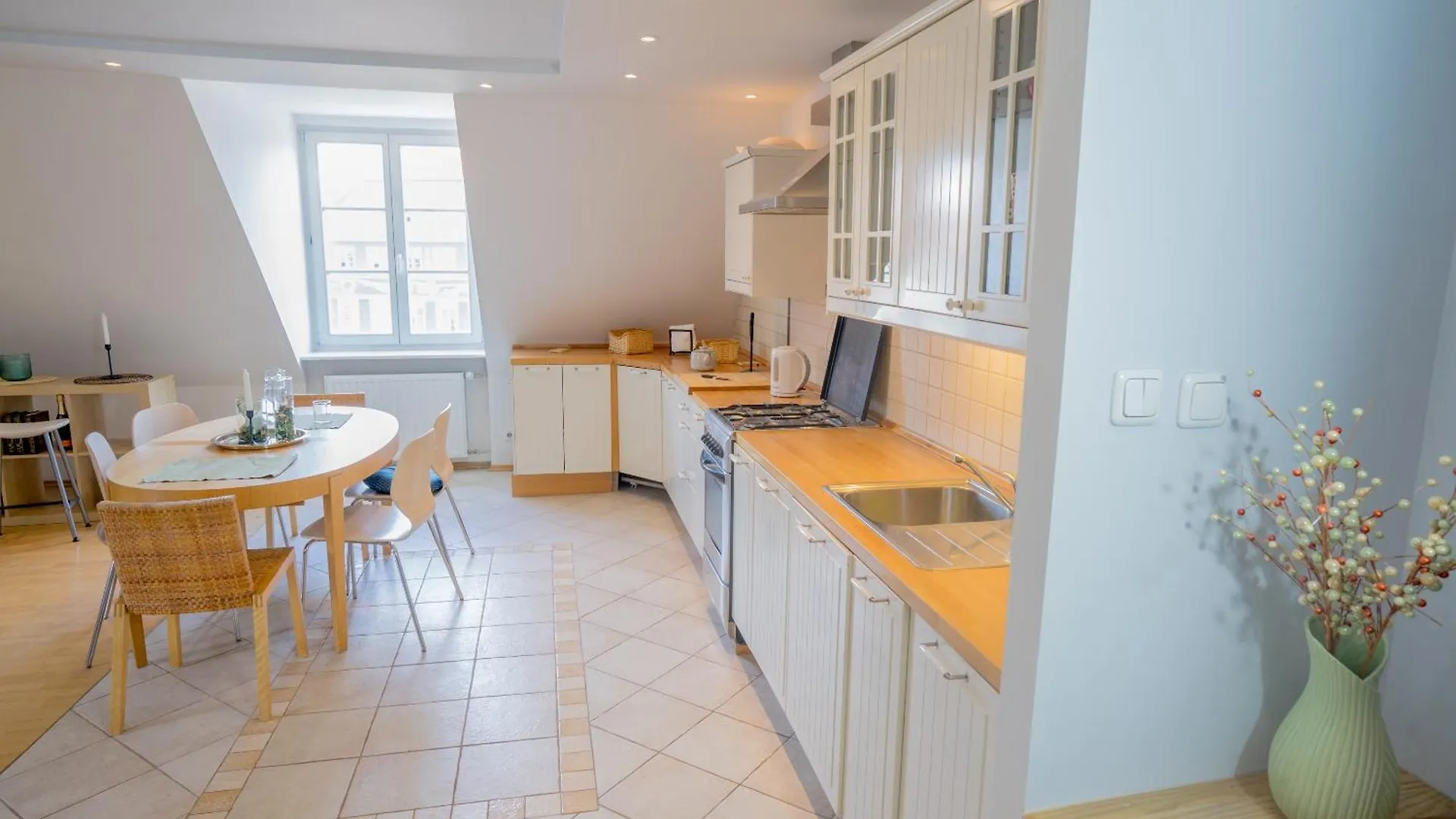 Family Apt For 2-6 - Amazing Barbacan Walls View Apartment Warsaw